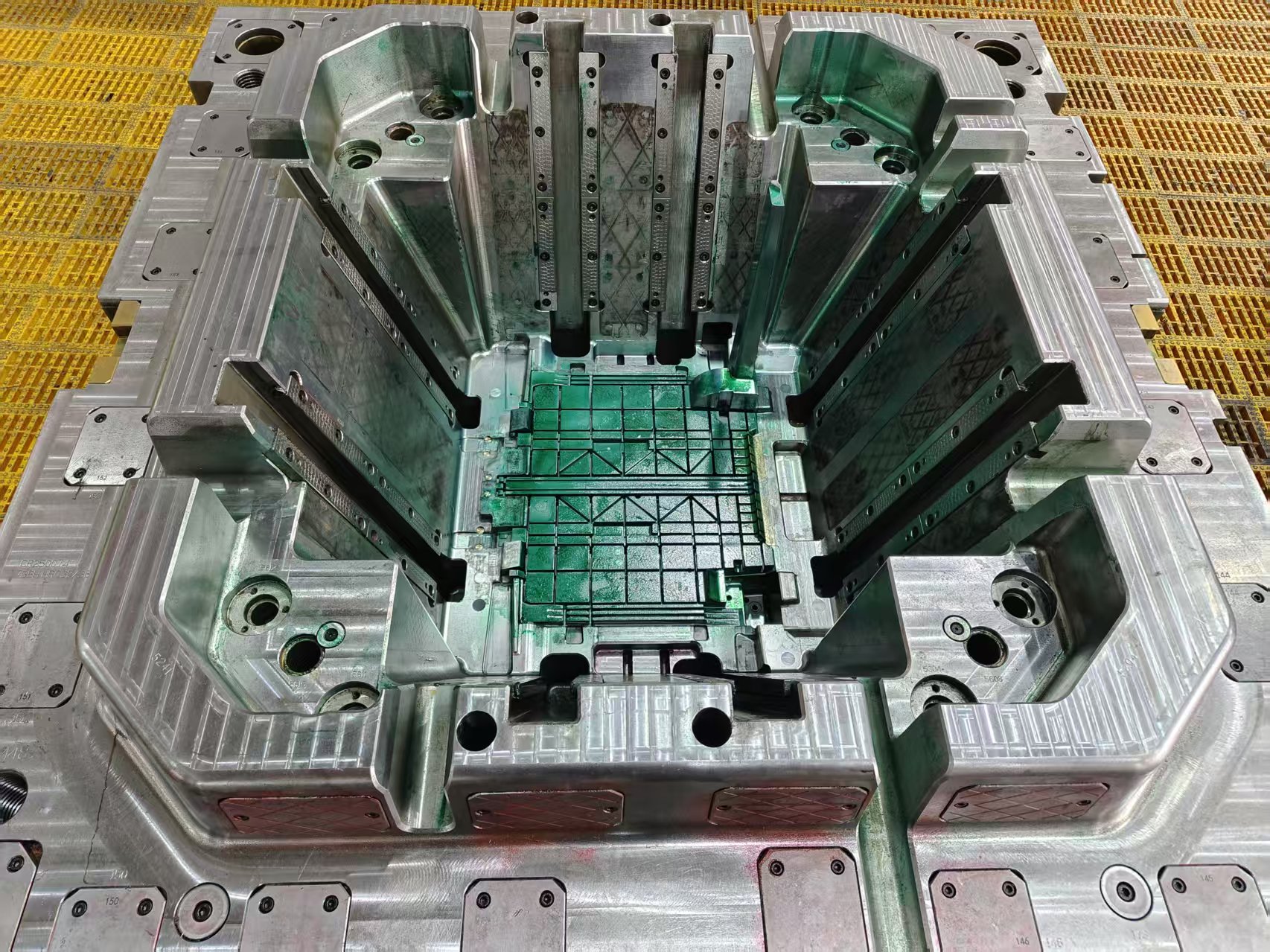 Huizhou Changhui Metal: Expert in Stamping Dies, Mold Bases & Standard Components(pic1)