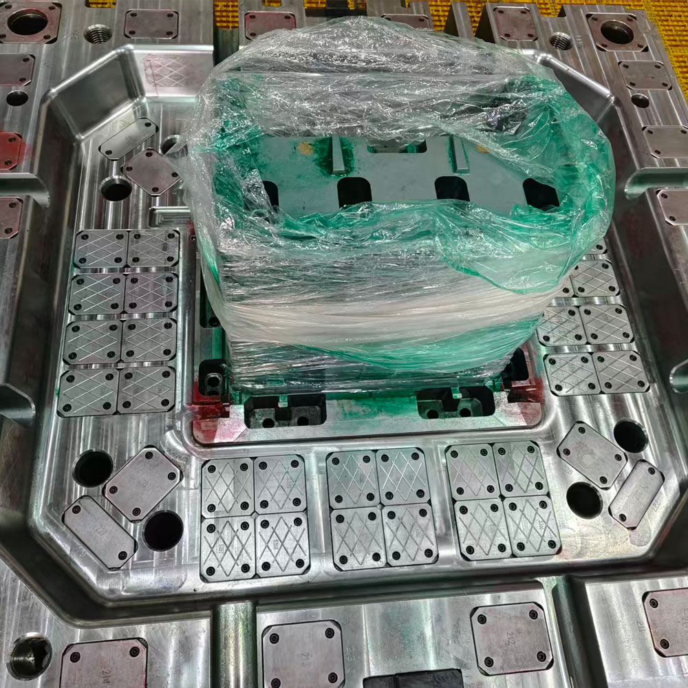 Mold base for automotive parts - Image 1