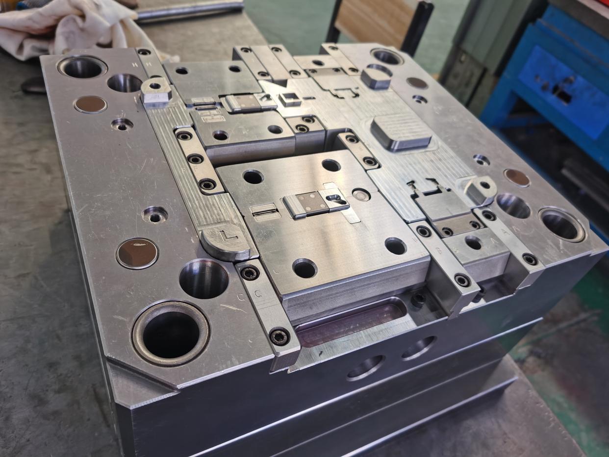 Mold Base Manufacturer for Beverage Bottle Molds(pic1)